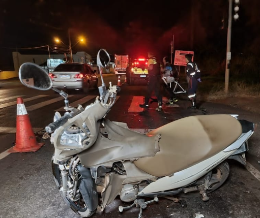 Motociclista fica gravemente ferido após colidir contra caminhonete no Contorno Sul