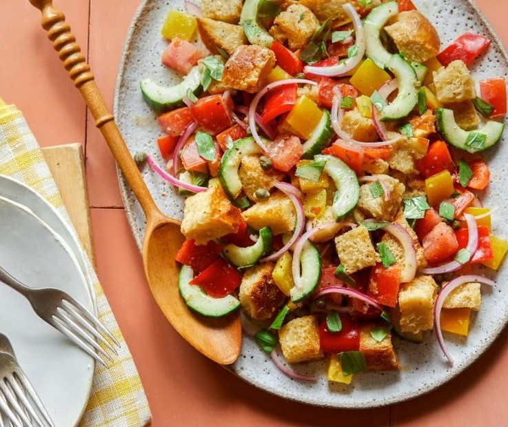 Salada Panzanella é um 'charme' e ótima para dias quentes