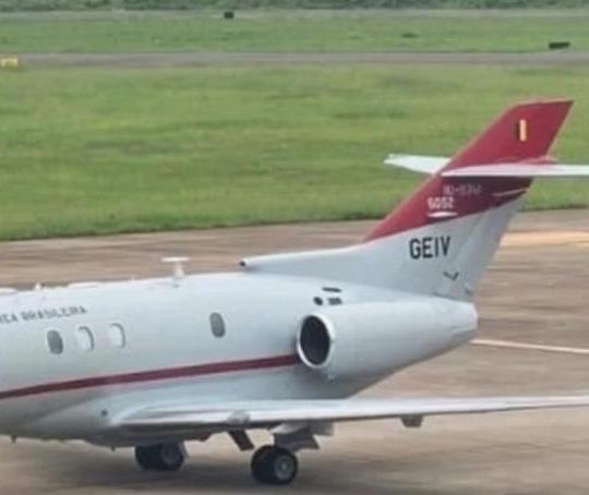 Voos rasantes de avião da FAB chamam atenção em Maringá e região