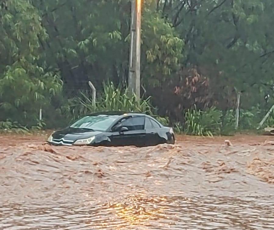 Motorista fica preso em veículo durante enxurrada na marginal do Contorno Norte