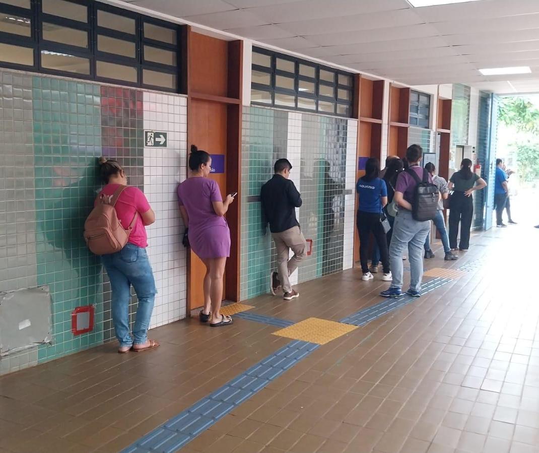 Pais passam a noite em filas para garantir vaga na rede municipal de ensino