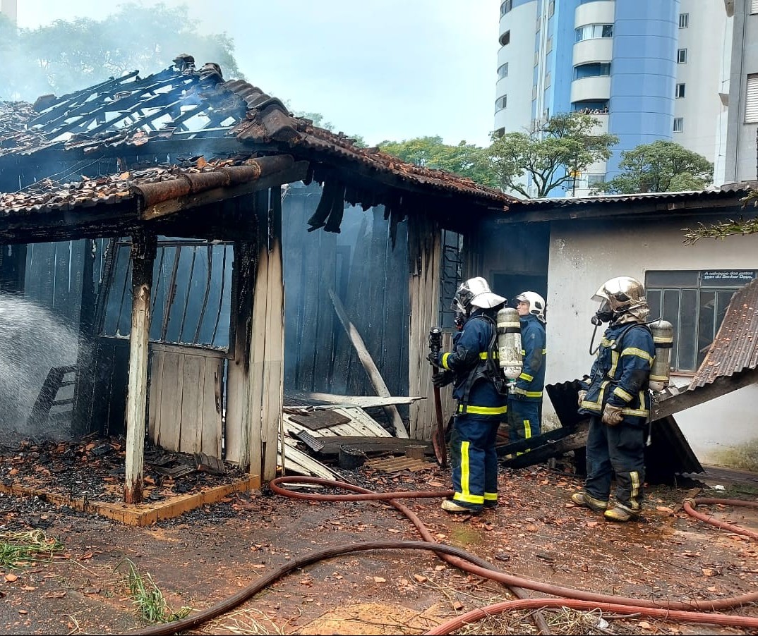 Incêndio destrói casa localizada na Zona 7, em Maringá