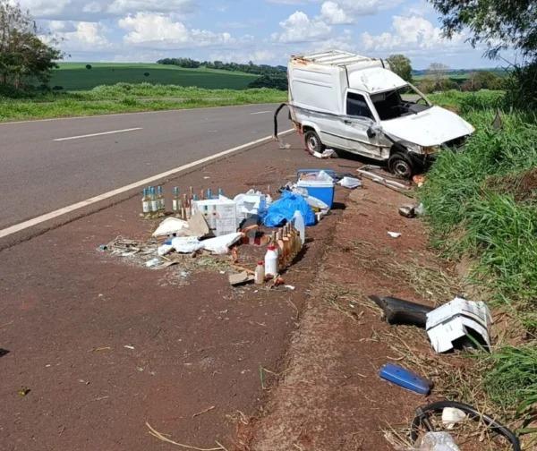 Fiorino carregada com bebidas capota na PR-323 a caminho de Maringá