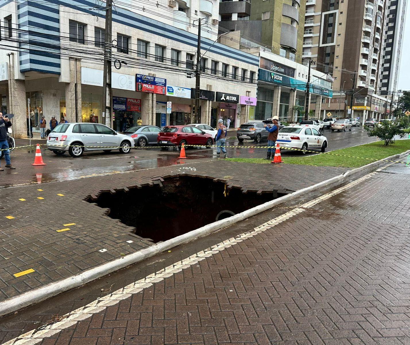Cratera aberta na Avenida São Paulo mobiliza bombeiros e Semob