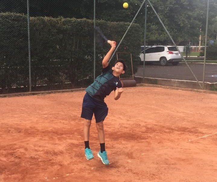 Aos 10 anos, Sidney Meneguetti é promessa do tênis