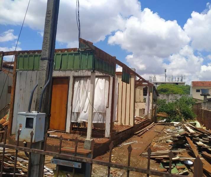 Moradora flagra ladrões desmanchando casa de peroba em Maringá