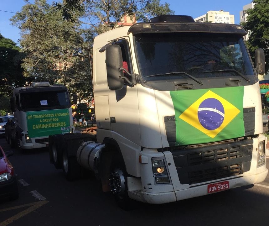 Caminhoneiros fazem carreata em Maringá