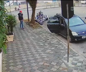 Vídeo mostra momento em que ladrões roubam carro com criança dentro em Curitiba