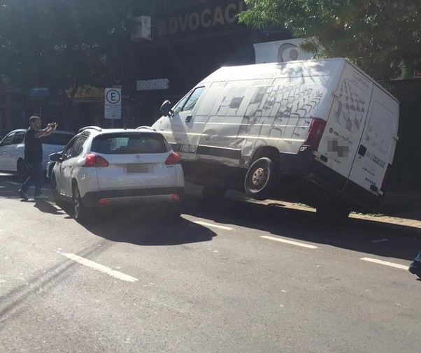 Após batida, van fica sobre duas rodas