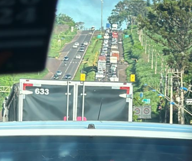 Trevo do Catuaí: congestionamento e acidente no primeiro dia útil de mudanças viárias