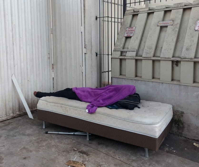 Morador de rua dorme em cama box no centro de Maringá