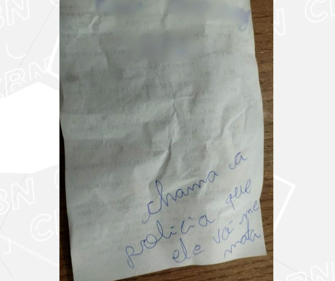 Mulher entrega bilhete com pedido de socorro a caixa de supermercado