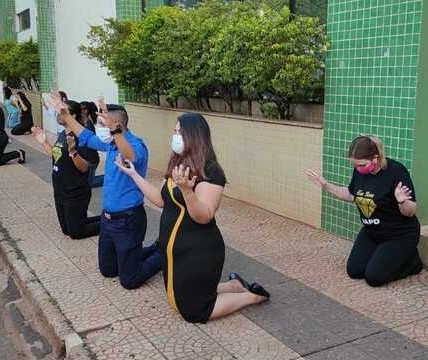 Grupo se ajoelha em frente a hospitais de Maringá e região para rezar por pacientes