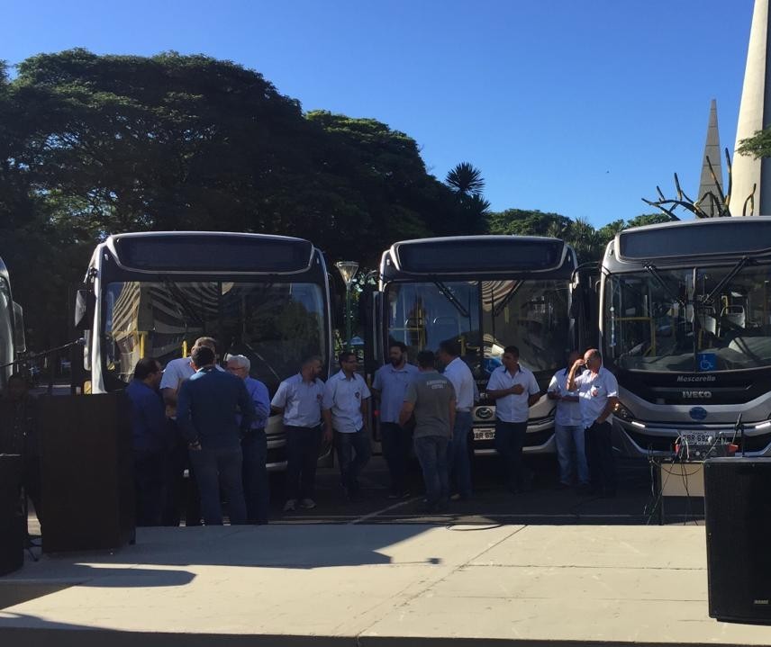 Seduc apresenta dez ônibus para educação