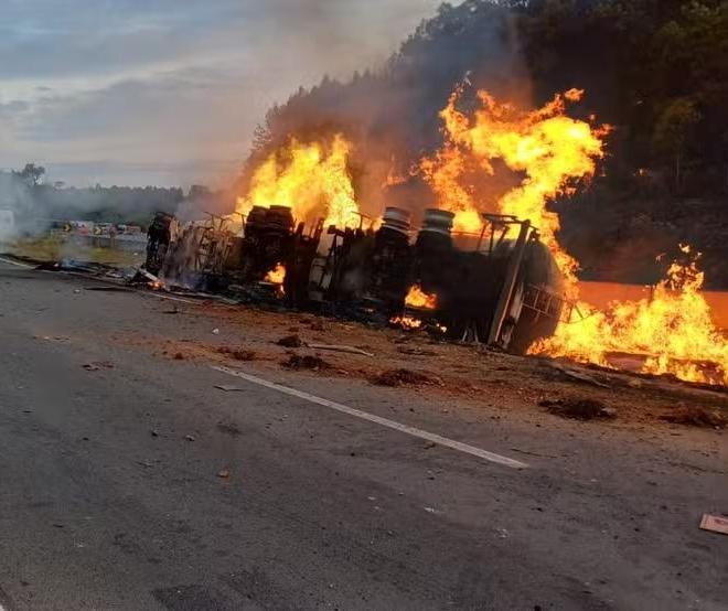 Caminhão com etanol pega fogo após acidente e motorista morre na BR-376