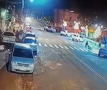 Em momento de fúria, motorista atropela clientes em pizzaria da região; vídeo 