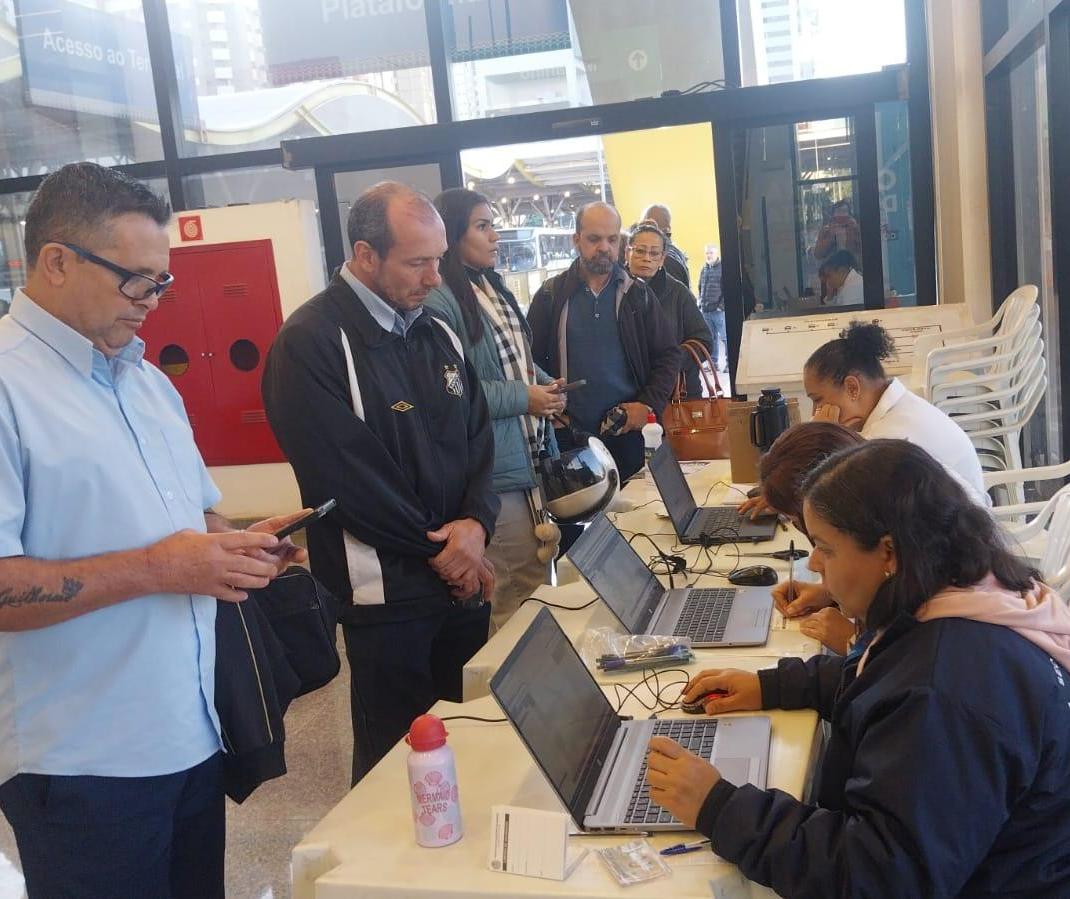 Saúde vacina contra a gripe no Terminal Urbano de Maringá