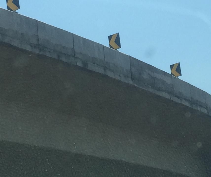 Curva do Contorno Norte é sinalizada após tombamentos de carretas