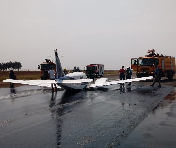 Avião sem trem de pouso faz aterrissagem de emergência no aeroporto de Maringá