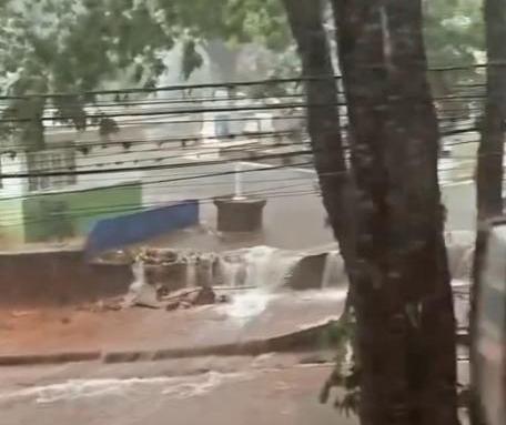 Chuva e ventos fortes derrubam muro do Cemitério Municipal e pelo menos oito árvores