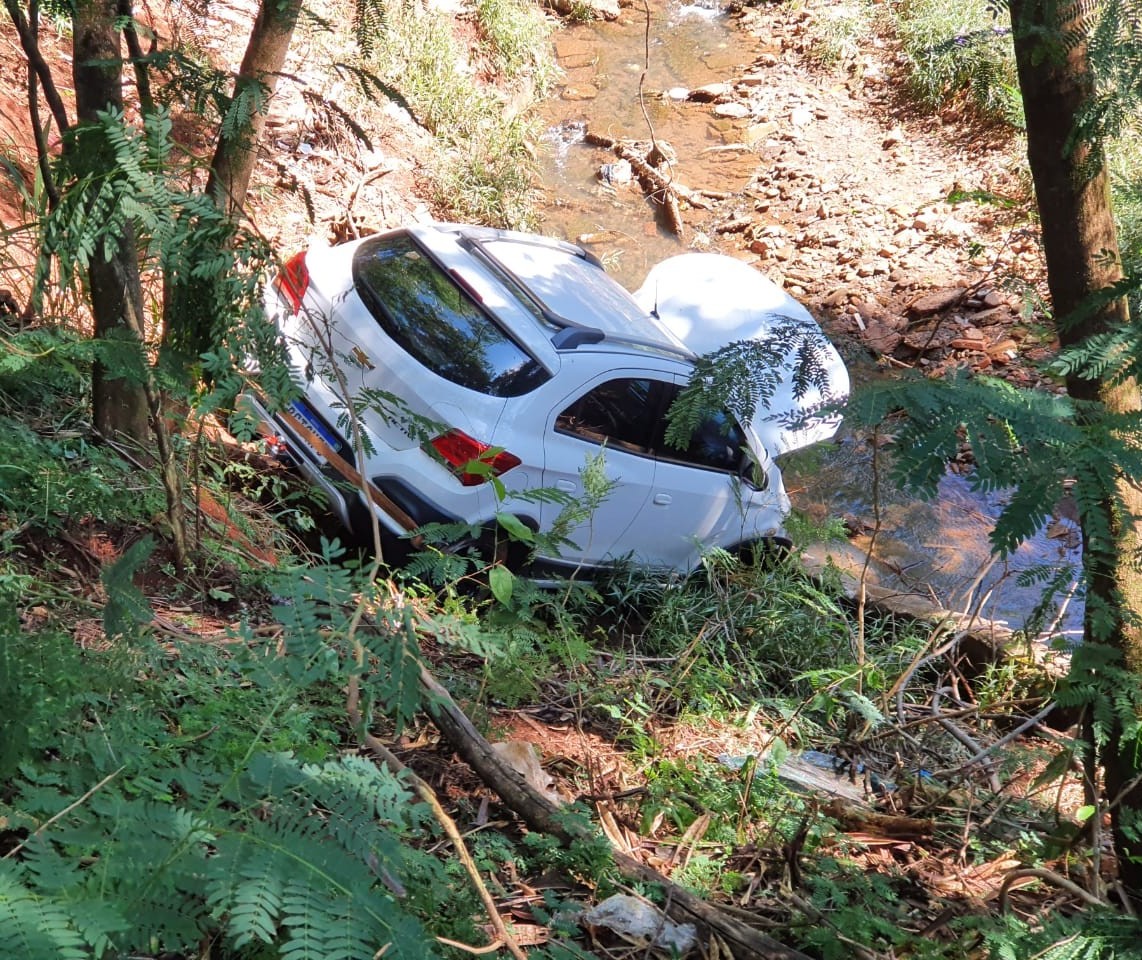 Motorista perde controle após batida em Maringá e carro cai em córrego