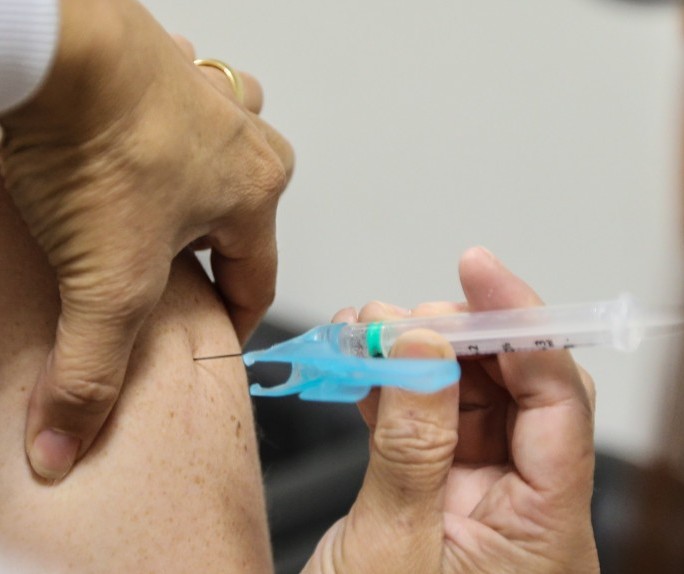 Maringá retoma vacinação contra Covid para público geral 38+ nessa segunda-feira (5)