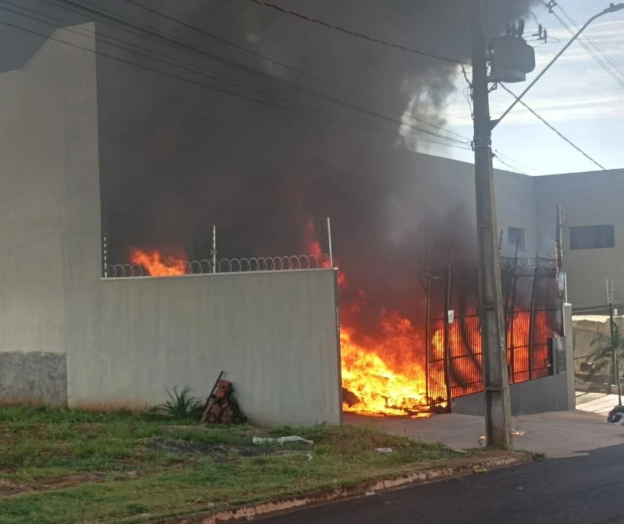 Em uma hora, dois incêndios são registrados em regiões próximas em Maringá