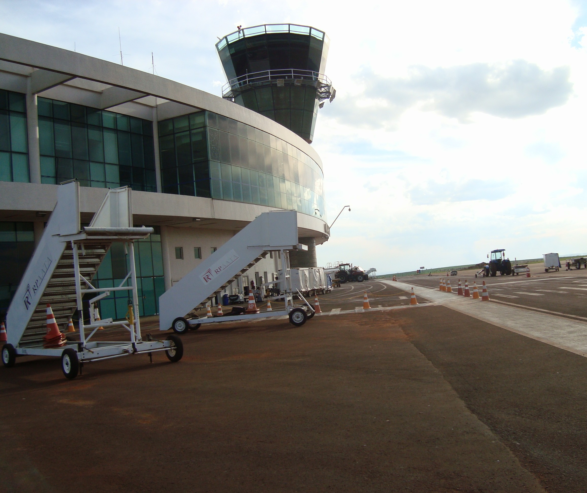 Estacionamento para embarque e desembarque no aeroporto é ampliado