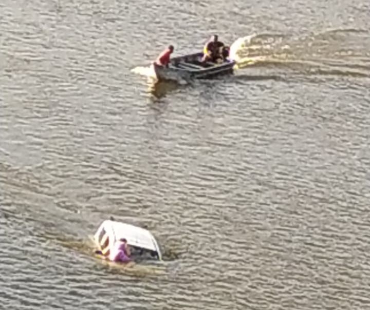 Carro cai no Rio Ivaí após bater contra barreira de proteção da ponte