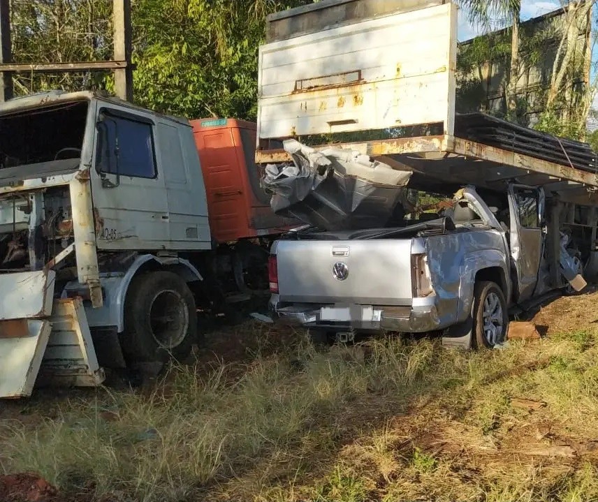 Ponta Grossa: carro bate em carreta nas margens da BR-373 e motorista fica gravemente ferido