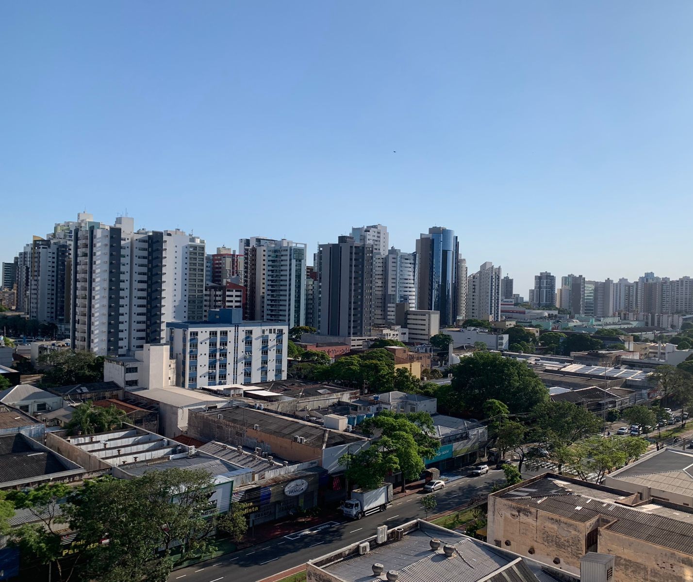 Tempo abafado com máxima prevista de 33°C em Maringá nesta quinta-feira (10)