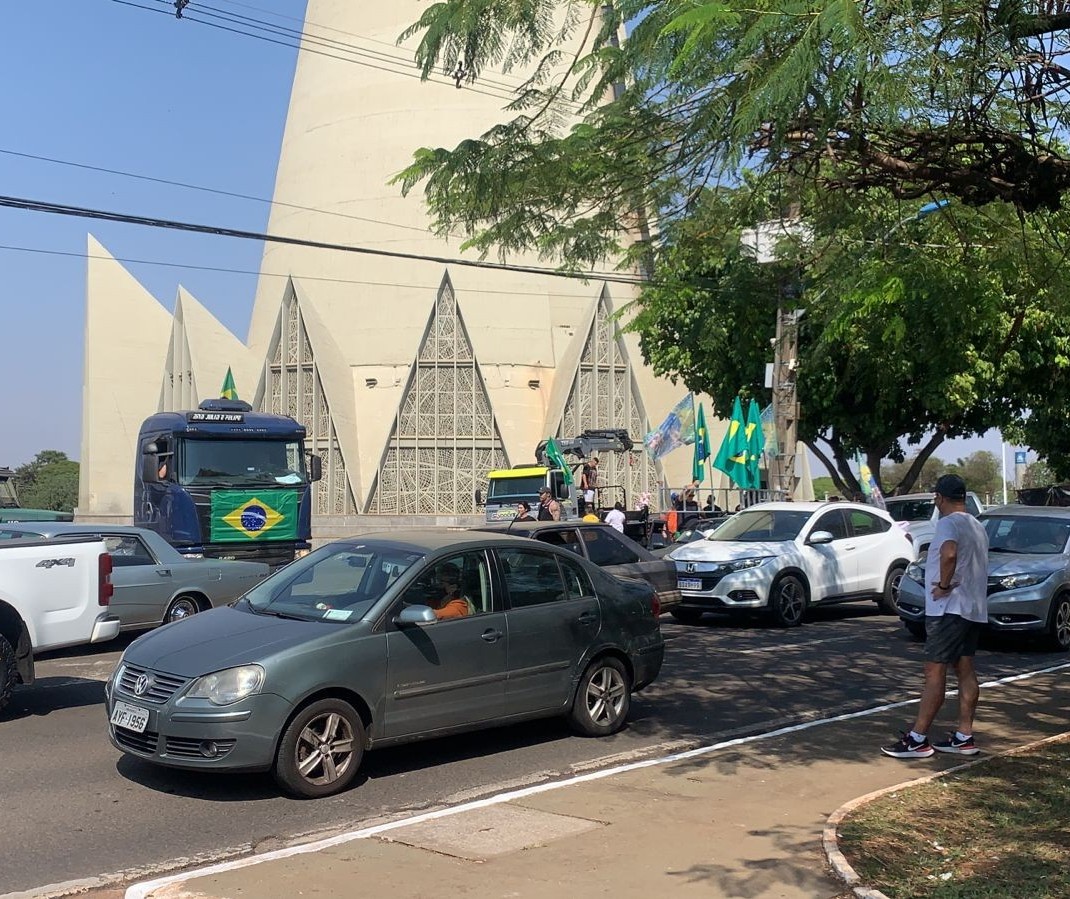 Manifestantes já se concentram no entorno da Catedral