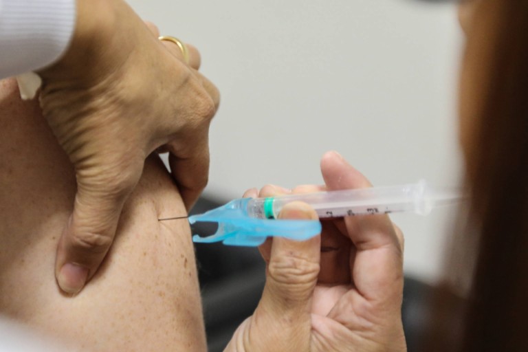 Farmacêutica de Maringá entra com pedido de registro de vacina contra a Covid-19 na Anvisa