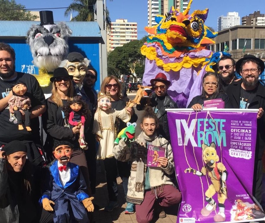  Bonequeiros saem às ruas para anunciar Festival de Teatro de Bonecos