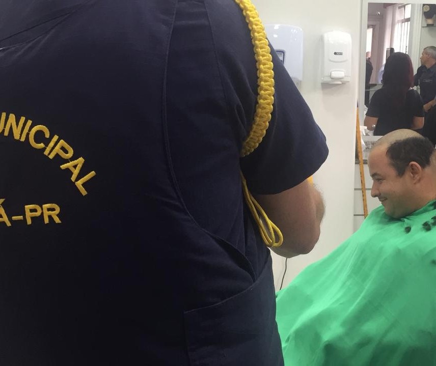 Guardas Municipais cortam o cabelo e doam o valor do corte para colega