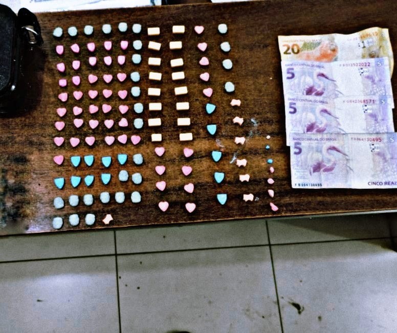 Polícia fecha 15 festas clandestinas e prende duas mulheres com 115 comprimidos de ecstasy