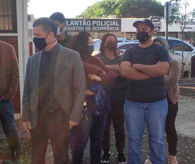 Vítimas de empresa de consórcio protestam em frente à delegacia de Maringá
