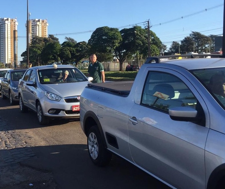 Combustível chega aos postos e longas filas se formam em Maringá