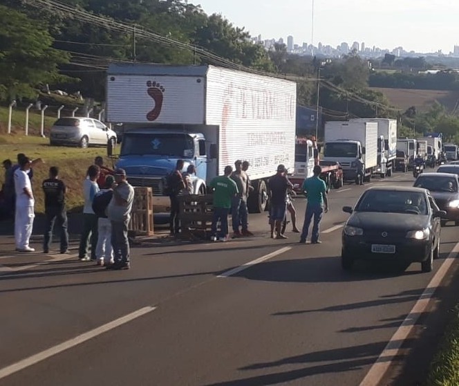 Caminhoneiros nos bloqueios em Maringá dizem que paralisação não vai terminar