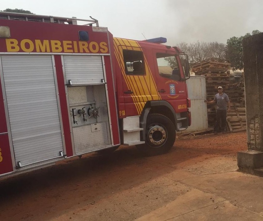 Há mais de um dia bombeiros trabalham em combate a incêndio no Parque Industrial de Maringá