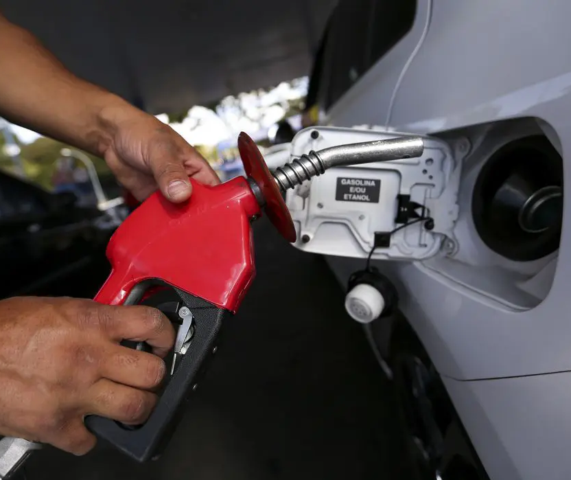 Com redução do ICMS, Paraná registra, em um mês, queda de 24,19% no preço da gasolina