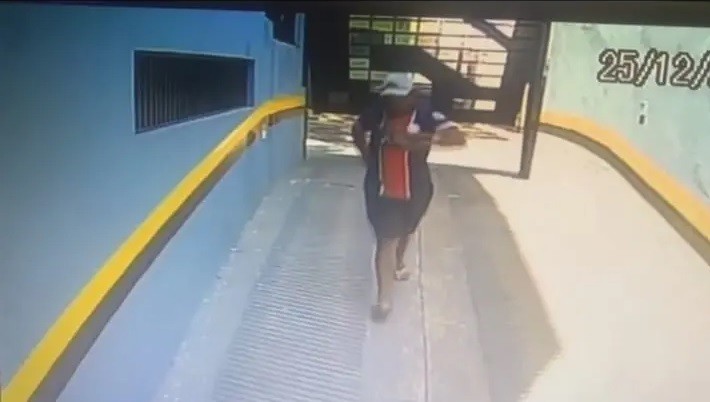 Câmeras registram momento em que homem entra em prédio de Maringá e furta bicicleta