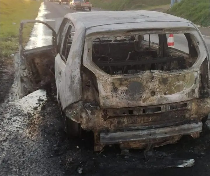 Acidente envolvendo quatro veículos causa incêndio na BR-376