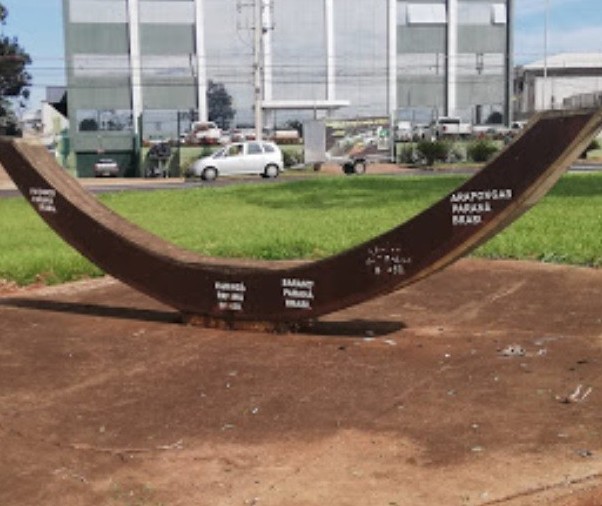 Monumento marca passagem do Trópico de Capricórnio por Maringá