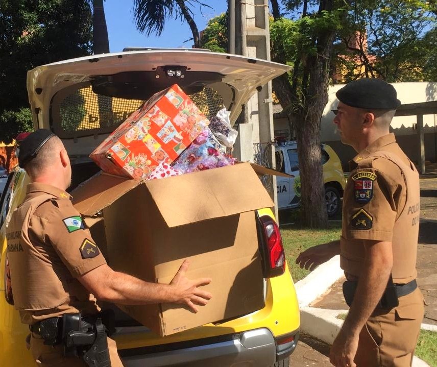 Policiais militares distribuem 150 brinquedos e sorrisos neste feriado