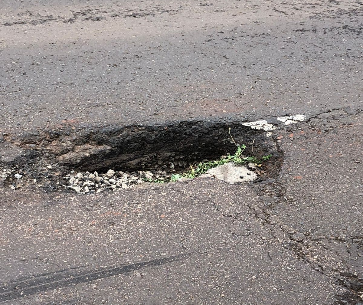 Buraco em asfalto no Contorno Sul oferece risco a motoristas e motociclistas