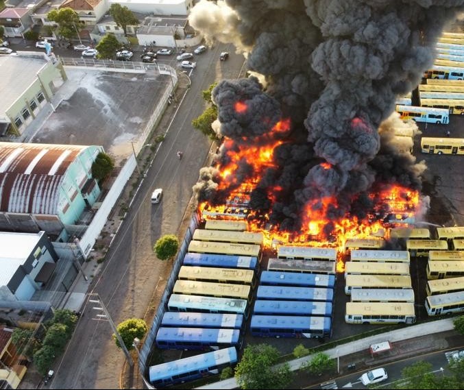 Incêndio atinge garagem da Transportes Coletivos Grande Londrina