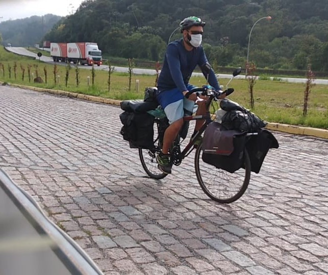 Ciclista que está viajando pelo Brasil de bike passa por Maringá