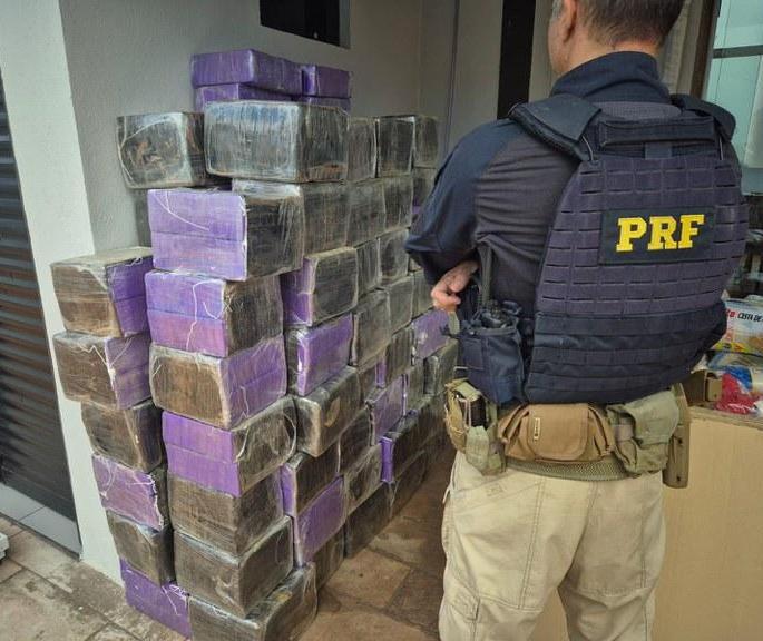PRF apreende mais de 500 kg de drogas e 500 mil maços de cigarros
