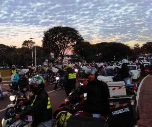 Em Maringá, motociclistas fazem ato em apoio aos caminhoneiros em greve